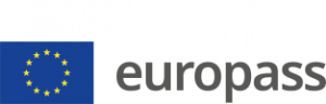 Logo af Europass, med et mørkeblåt rektangel med 12 gule stjerner i en cirkel til venstre og ordet "europass" med grå små bogstaver til højre.