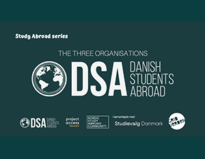 En grafik til "study abroad-serien" med logoet "dsa: danske studerende i udlandet" med en globus, omgivet af ikoner, der repræsenterer projektadgang, rejser og studievalg. baggrunden er mørkegrøn.